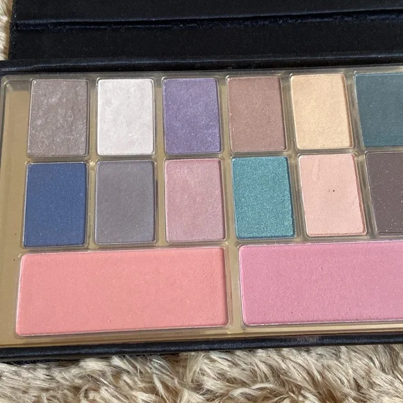 Elizabeth Arden vintage 12 colour  eyeshadow palette and 2 colour radiance blush - Picture 2 of 4